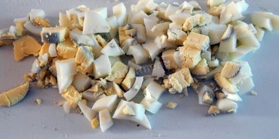 салат с копченой курицей и сухариками