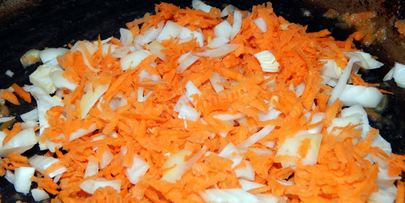 салат с копченой курицей и сухариками