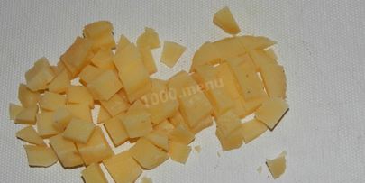 салат с копченой курицей и сухариками