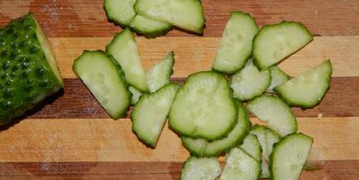 салат с копченой курицей и сухариками