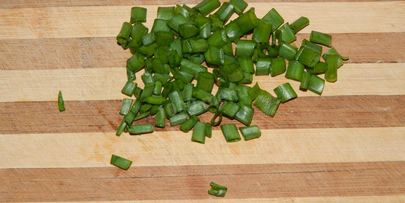 салат с копченой курицей и сухариками