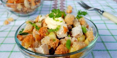 салат с копченой курицей и сухариками
