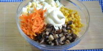 салат с корейской морковкой и грибами