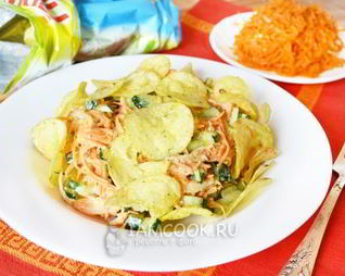 Салат с куриной бастурмой, корейской морковью и чипсами