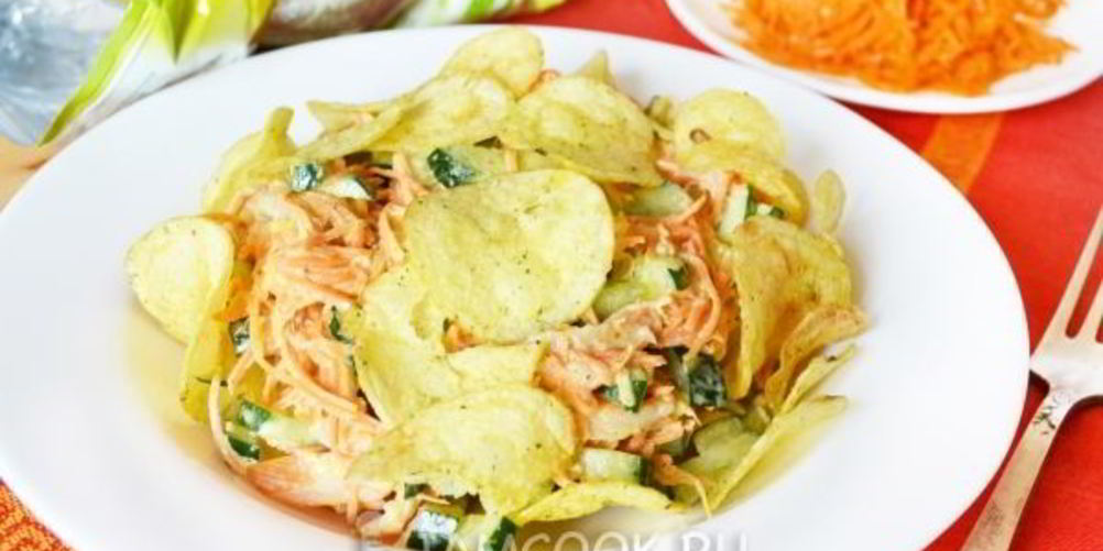 Рецепт салат с куриной бастурмой, корейской морковью и чипсами