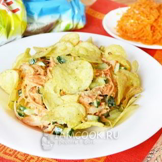 Салат с куриной бастурмой, корейской морковью и чипсами