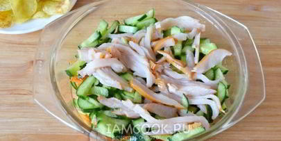 салат с куриной бастурмой, корейской морковью и чипсами