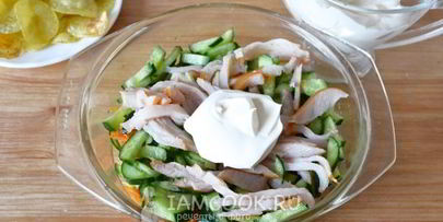 салат с куриной бастурмой, корейской морковью и чипсами