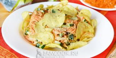салат с куриной бастурмой, корейской морковью и чипсами