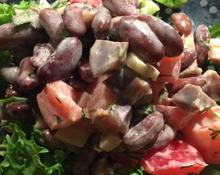 Салат с куриными желудками и фасолью