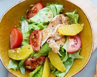 Салат с курицей, авокадо и апельсинами