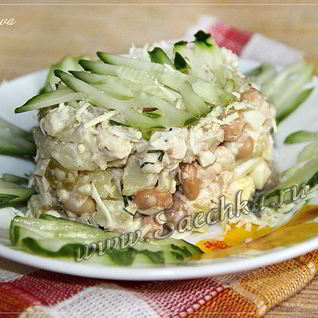 Салат с курицей и фасолью