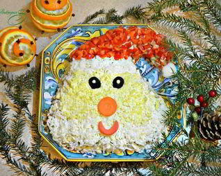 Салат с курицей и грибами Дед Мороз