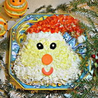 Салат с курицей и грибами Дед Мороз