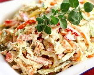 Салат с курицей, сладким перцем и грибами