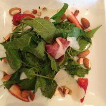Рецепт Салат с орешками, хамоном и клубникой