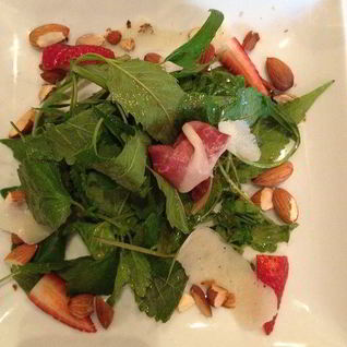 Салат с орешками, хамоном и клубникой