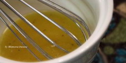 салат с орешками, хамоном и клубникой