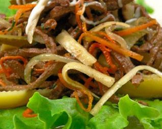 Салат с печенью и солеными огурцами