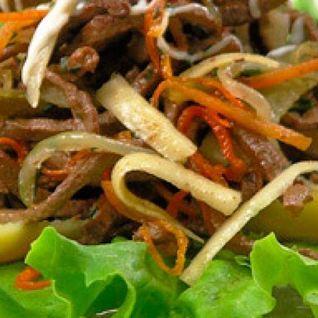 Салат с печенью и солеными огурцами