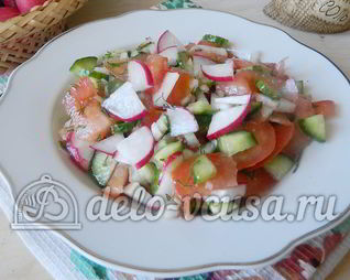 Салат с редиской, огурцом и помидором