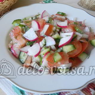 Салат с редиской, огурцом и помидором