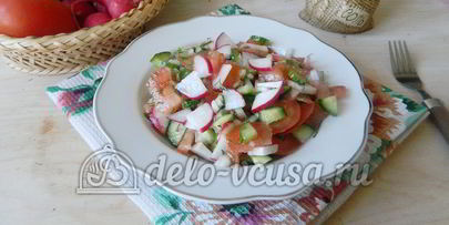 салат с редиской, огурцом и помидором