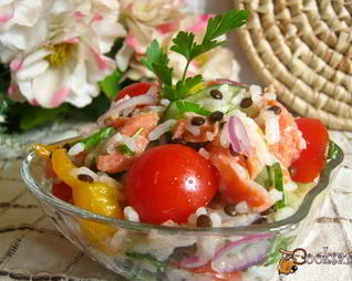 Салат с рисом, семгой и овощами