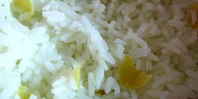 салат с рисом, семгой и овощами