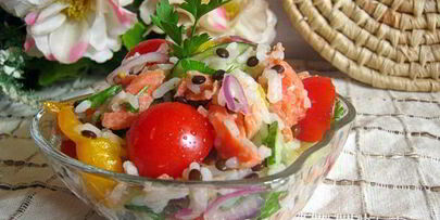 салат с рисом, семгой и овощами
