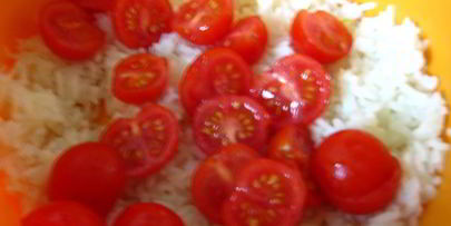 салат с рисом, семгой и овощами