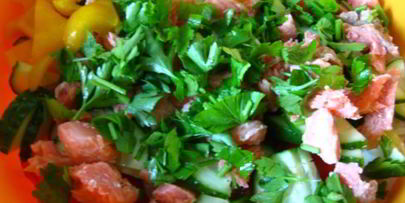 салат с рисом, семгой и овощами