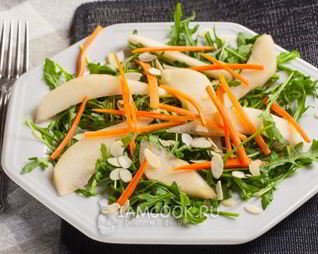 Салат с рукколой и грушей