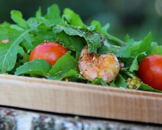 Салат с рукколой и тигровыми креветками