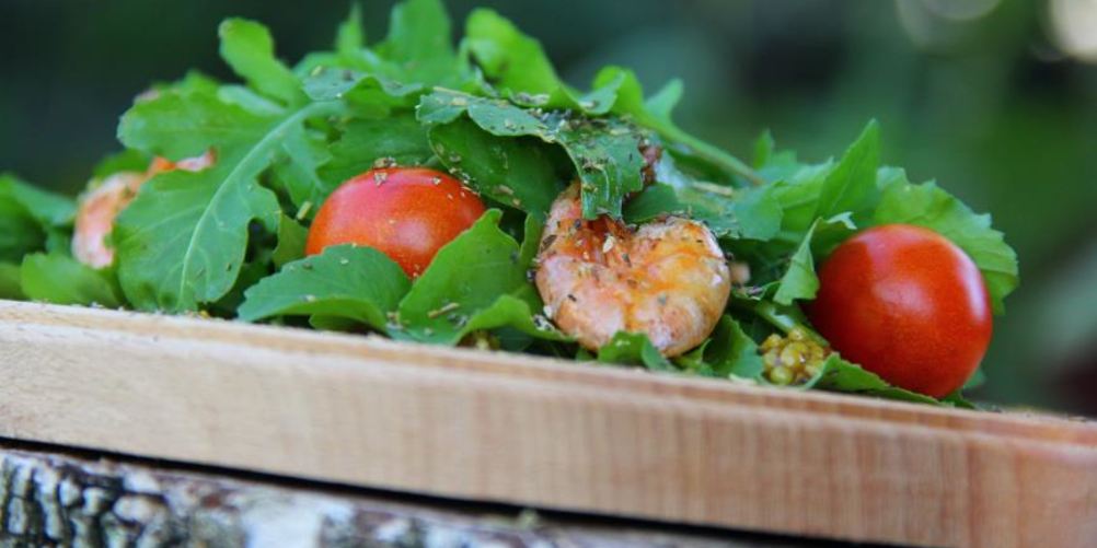 Рецепт салат с рукколой и тигровыми креветками