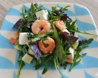 Салат с руколой и креветками