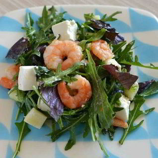 Салат с руколой и креветками