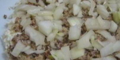 салат с рыбой и рисом