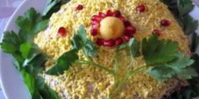 салат с рыбой и рисом