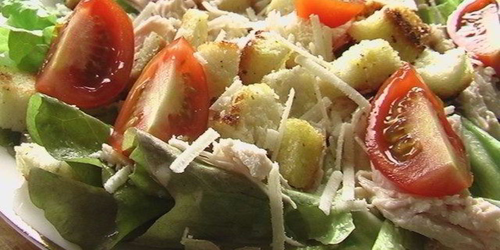 Рецепт салат с сухариками, курицей и помидорами