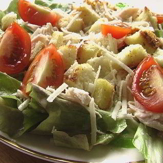 Салат с сухариками, курицей и помидорами