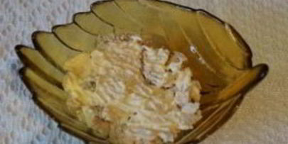 салат с сухариками, курицей и помидорами