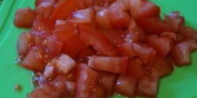 салат с сухариками, курицей и помидорами