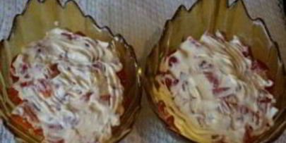 салат с сухариками, курицей и помидорами