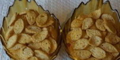 салат с сухариками, курицей и помидорами