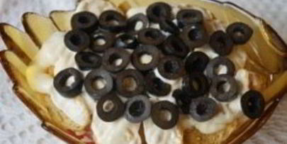 салат с сухариками, курицей и помидорами