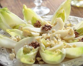 Салат с цикорием, сыром, орехами и грушей