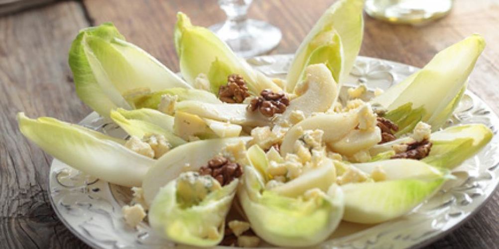 Рецепт салат с цикорием, сыром, орехами и грушей