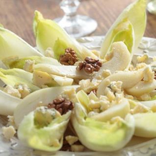 Салат с цикорием, сыром, орехами и грушей