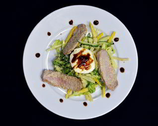 Салат с тунцом в хрустящей корочке и сладким перцем